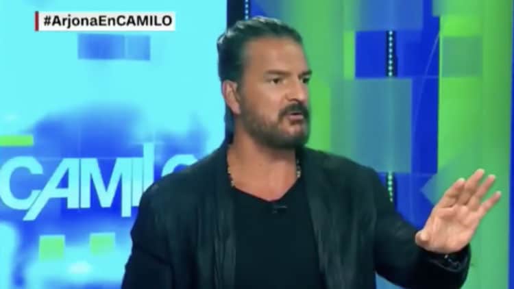 Ricardo Arjona abandonó el set de CNN ante las preguntas de Camilo Egaña