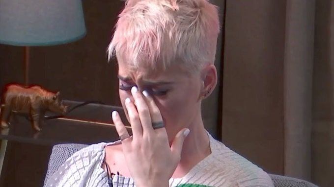 Katy Perry llora desconsolada en terapia televisada