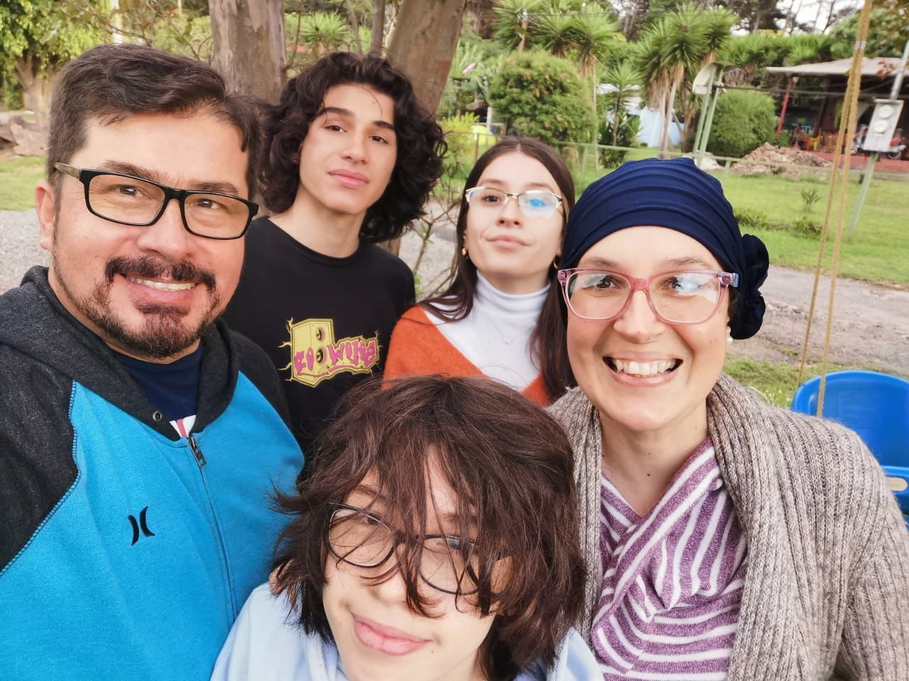 Alejandra, con su esposo Alejandro y sus hijos: Adrián, Valeria y Gabriel 