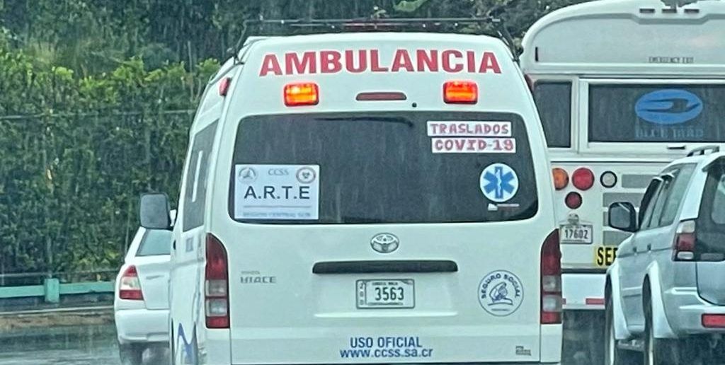Las ambulancias que tienen un letrero "ARTE", trasladan pacientes de COVID