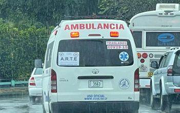 Las ambulancias que tienen un letrero "ARTE", trasladan pacientes de COVID