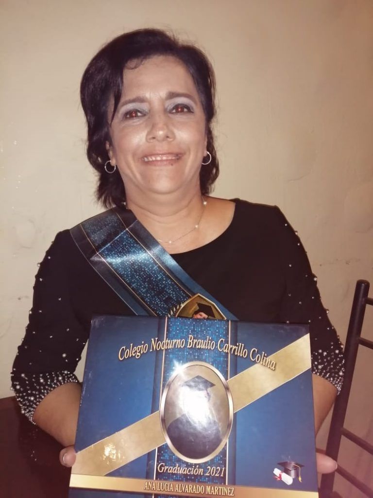 Ana Lucía se graduó del Colegio el 20 de enero del 2022 a los 47 años y a la semana siguiente inicio su carrera universitaria 
