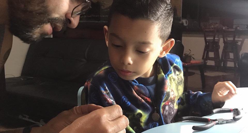 A los 9 años Andy ama el ajedrez y aprender bisutería para plasmar sus propias ideas