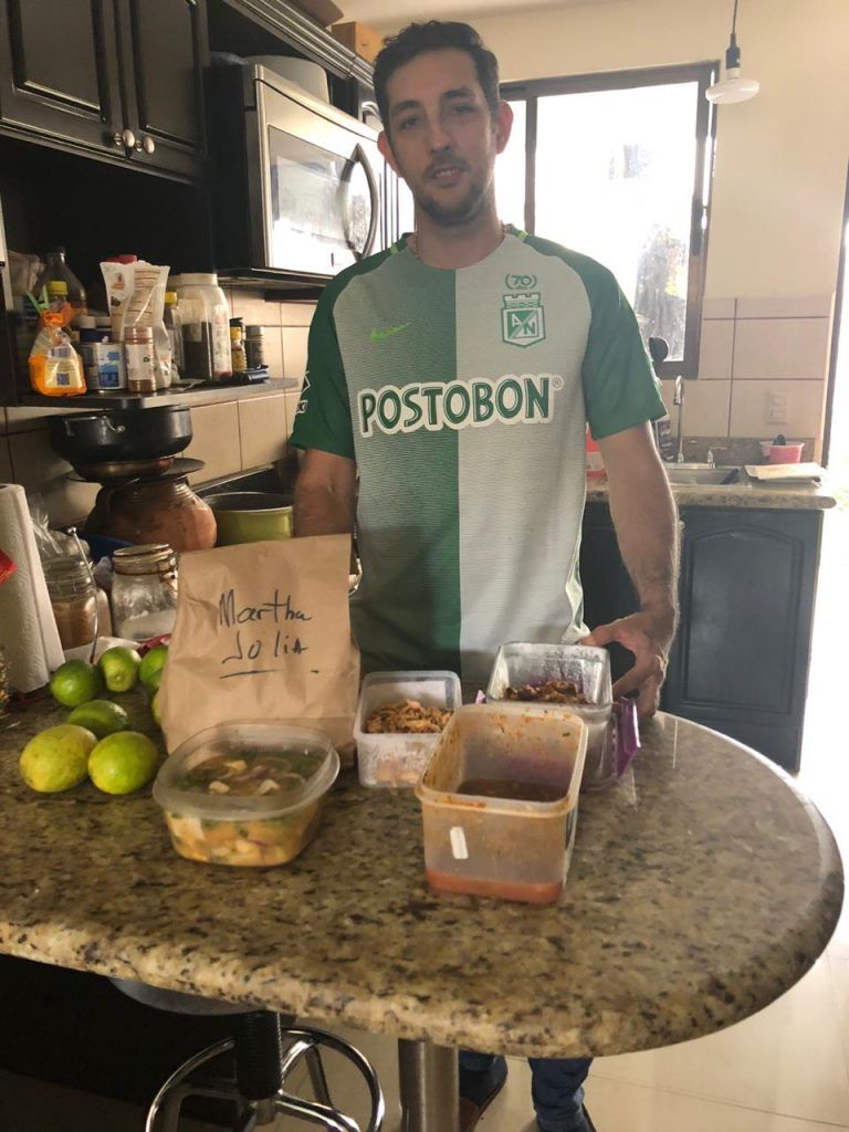 Camilo es el encargado de repartir el producto en la GAM