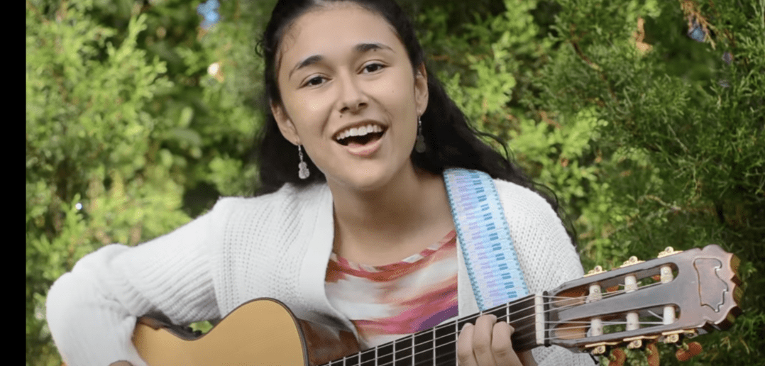 A sus 16 años, Isa compuso la canción "Epoca de tradiciones"