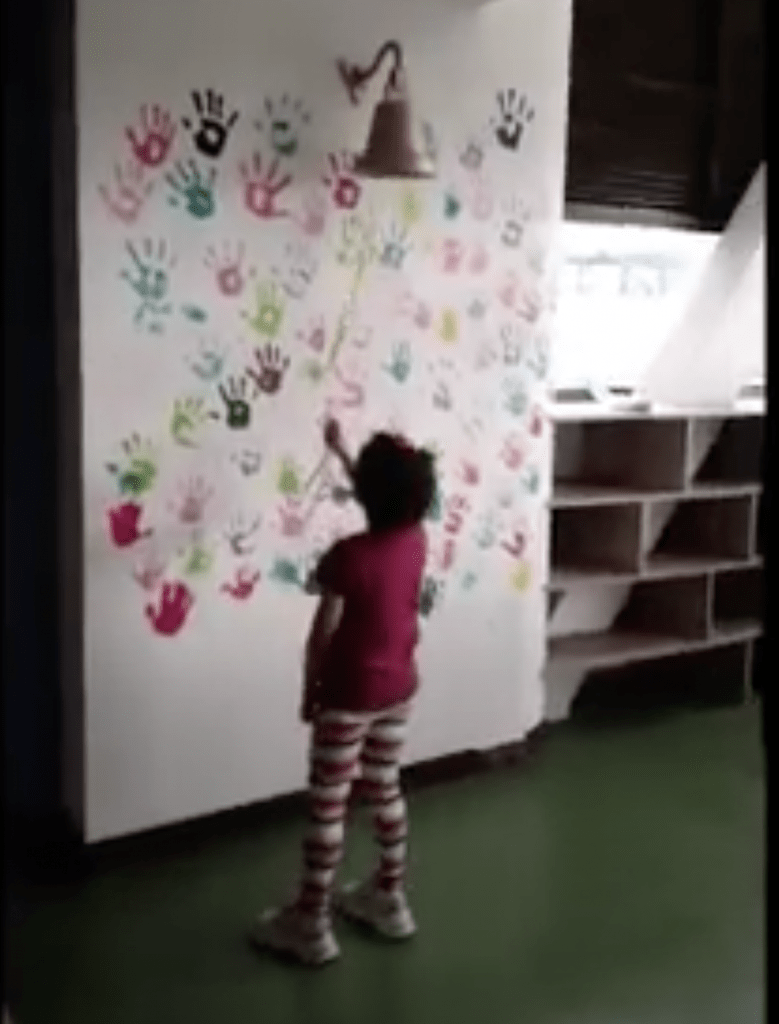 Sofía tocó la campana del triunfo tras cumplir con sesiones de quimio y radioterapia