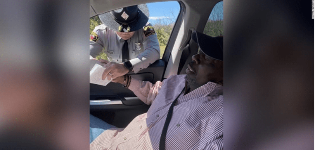 Policía y papá, se tomaron de la mano para orar