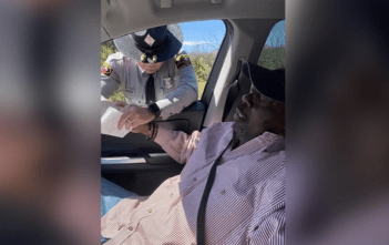 Policía y papá, se tomaron de la mano para orar