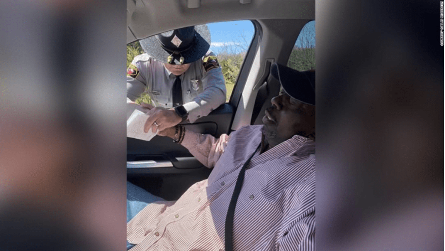 Policía y papá, se tomaron de la mano para orar