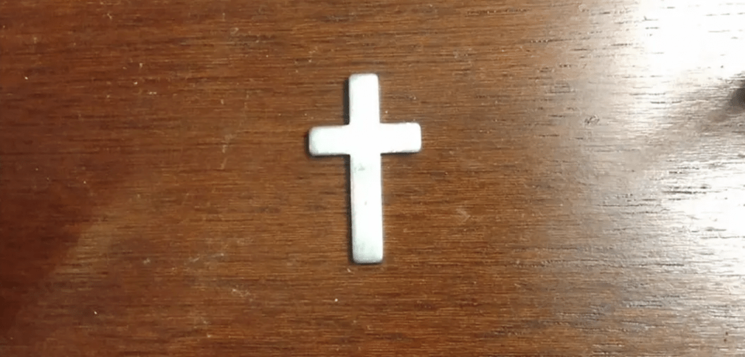 El oficial Doty terminó su oración entegándole a don Tony esta cruz de plata.
