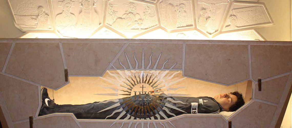 En una urna en una Capilla de Asis, permanece el cuerpo de Carlo