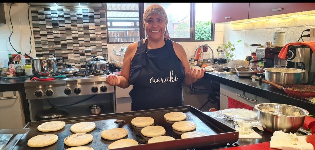 Mirna aprendió a cocinar para sacar su familia adelante. Ahora ella prepara diferentes platillos y su esposo realiza las entregas