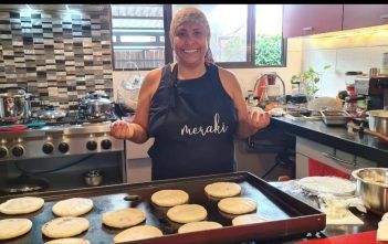 Mirna aprendió a cocinar para sacar su familia adelante. Ahora ella prepara diferentes platillos y su esposo realiza las entregas