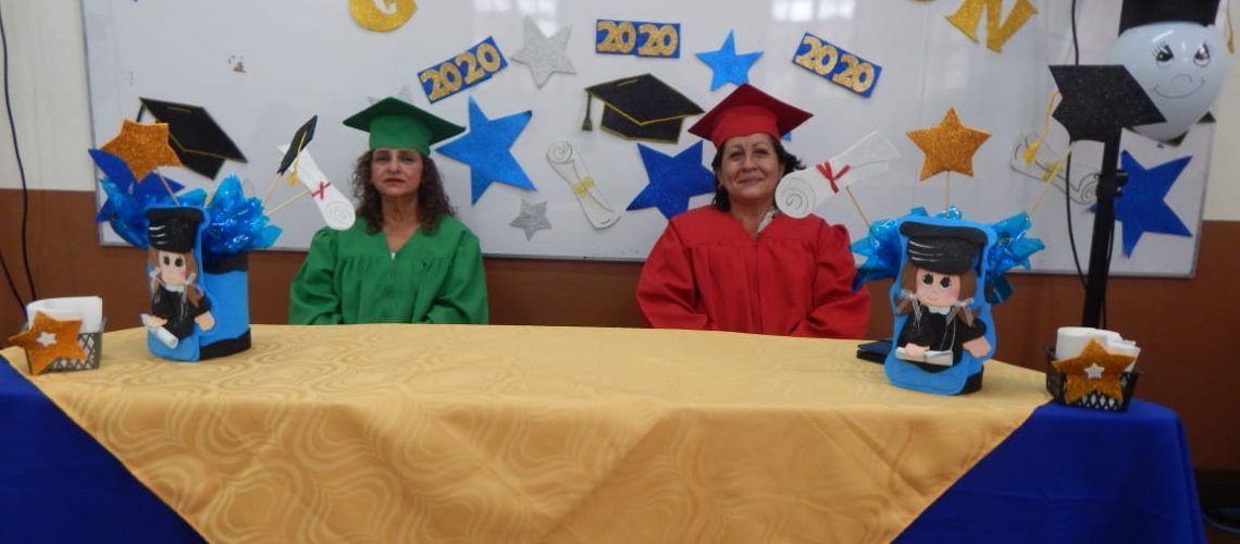 Ni la edad ni 5 operaciones en el pie, la vencieron para sacar su bachillerato. 