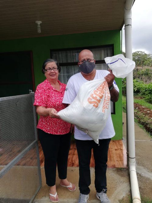 Familias afectadas por la pandemia, reciben los diarios