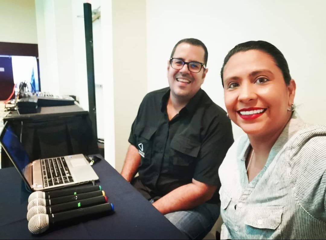 Cuando el desempleo tocó la puerta, Mirna aprendió a manejar una mezcladora de sonido y empezó a trabajar con su esposo en eventos 