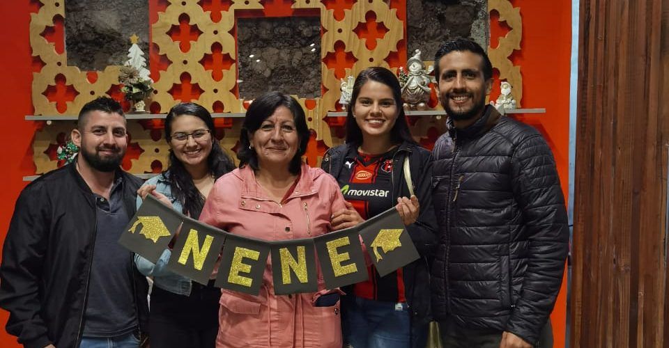 Los hijos y las nueras de doña Aurelia le celebraron su bachillerato