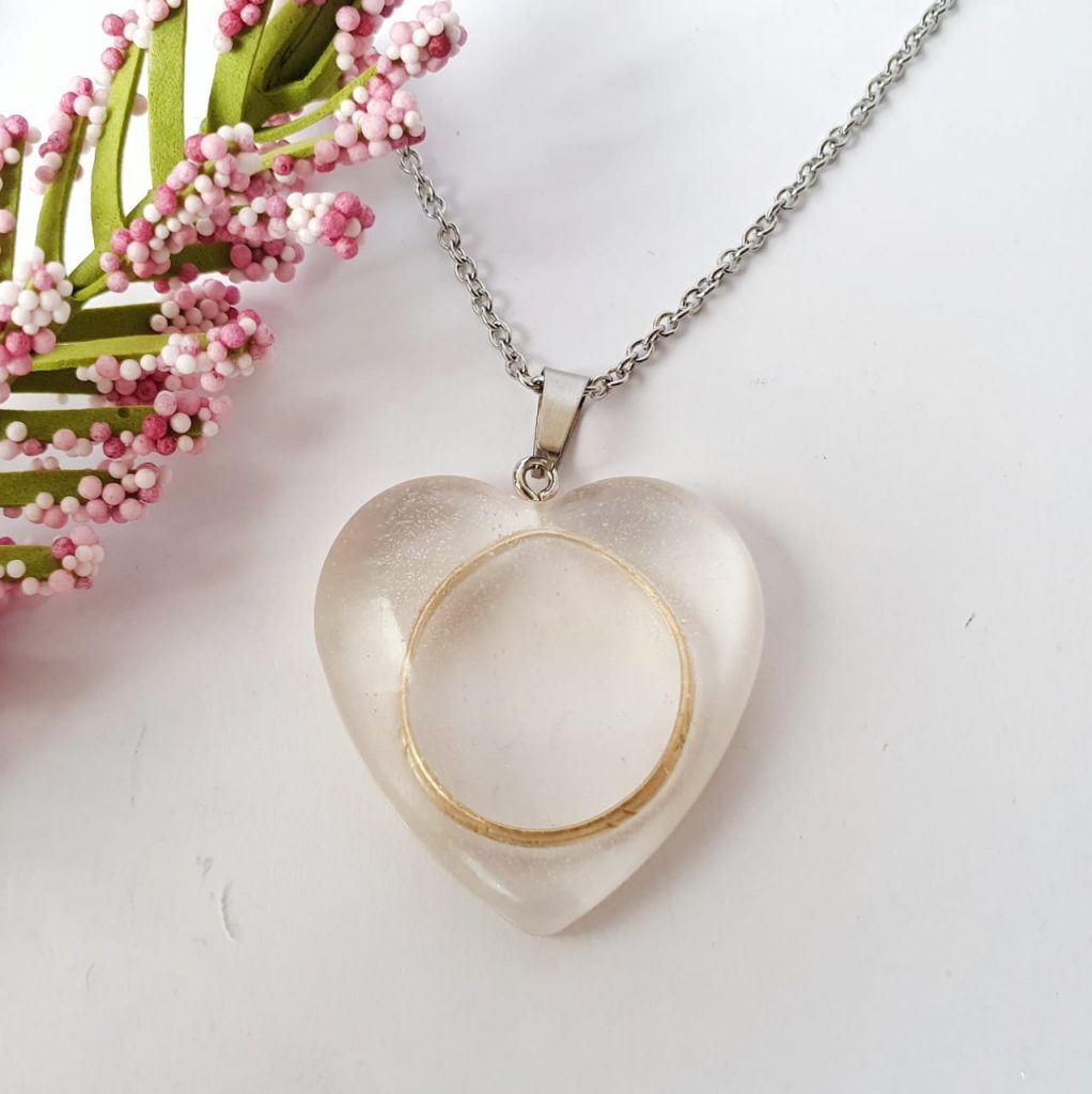 Este anillo de matrimonio "encapsulado"le perteneció a un ser amado y su recuerdo se preserva asī