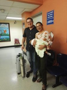 Gael y sus padres, el día que fueron a dejar el tanque de oxígeno que ya no ocupaba
