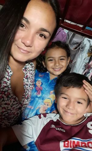 Diana lleva el sustento a su familia, con repostería