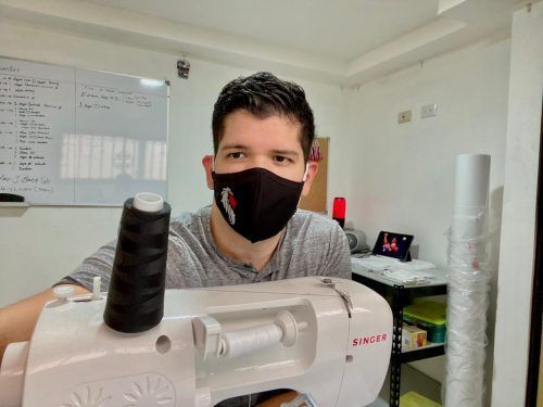 Esteban es piloto pero la pandemia lo sentó frente a una máquina de coser