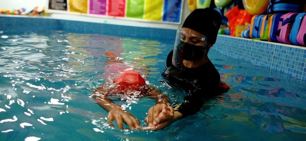 Sara y su esposo becan a niños que necesitan el deporte 