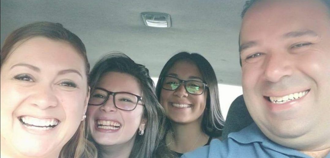 Don Sidney con su esposa e hijas