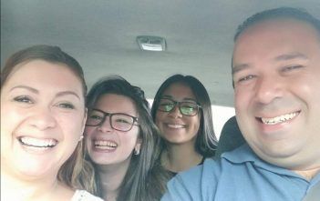 Don Sidney con su esposa e hijas