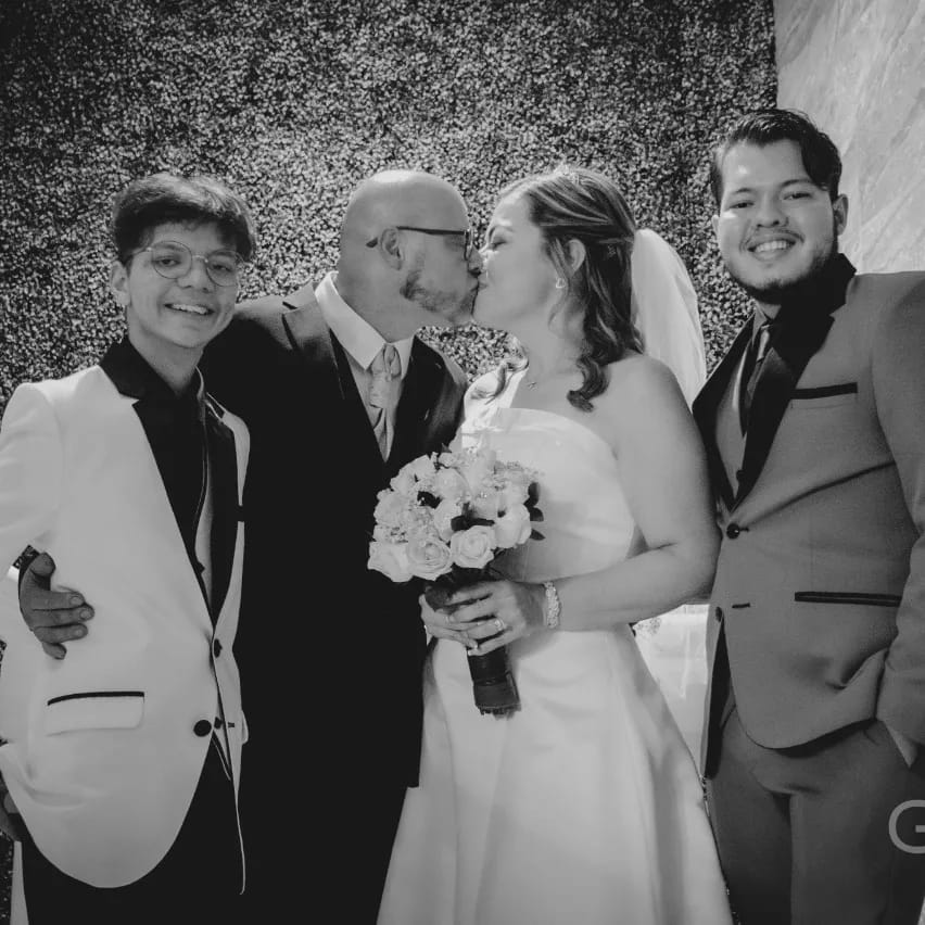 Este año los papás de Dani cumplieron 22 años de casados y los celebraron juntos, por primera vez con una ceremonia religiosa