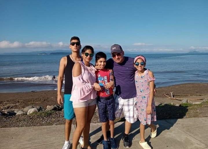 Sarai con su esposo Gilmer y sus hijos: Gilmer, Geremi y Gilmari migraron a Costa Rica hace casi cinco años
