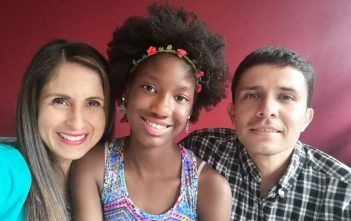 Paola, Pablo y Santhida, conforman una familia hermosa