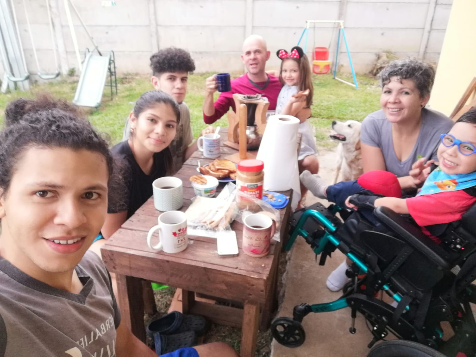 Don Christian, su esposa Carolina, con sus hijos y nieta