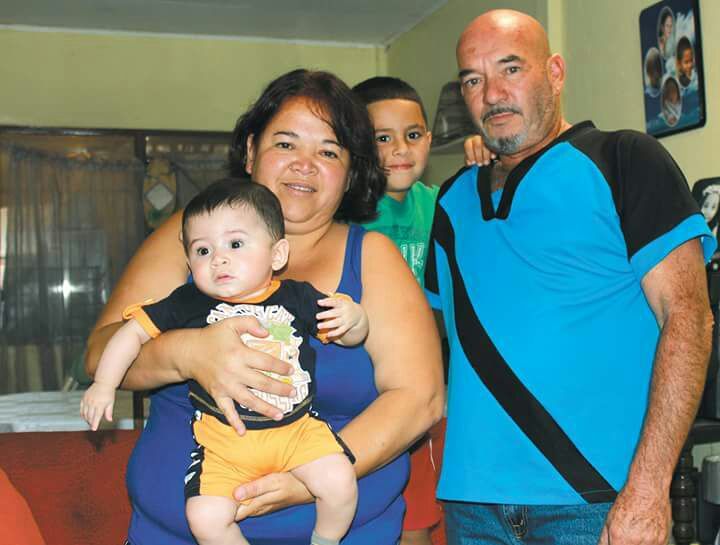 En una familia humilde, llena de amor, crecen los dos hijos de Raquel