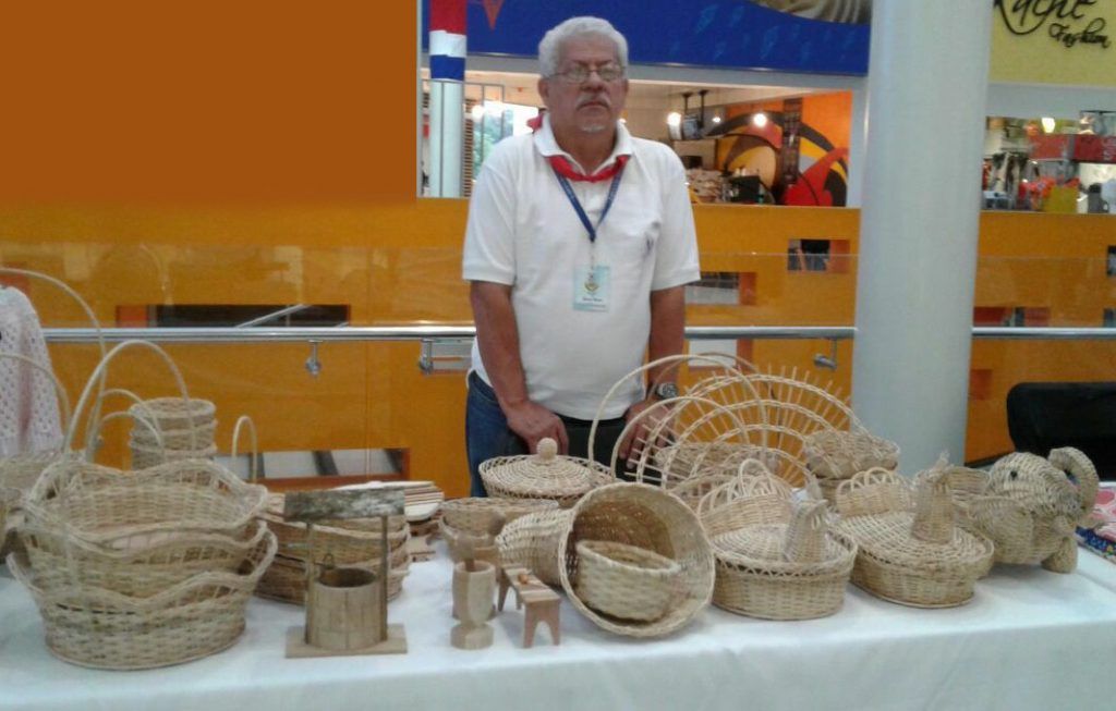 Don Gerardo diseña y elabora sus propios productos de mimbre y madera