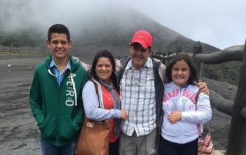 Rosmy con su esposa e hijos
