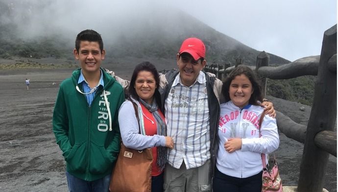 Rosmy con su esposa e hijos