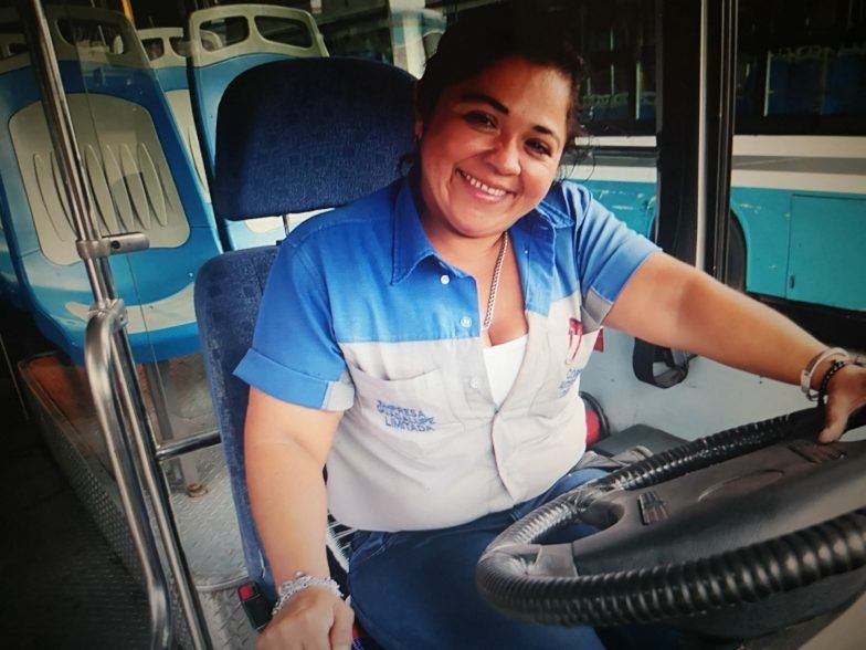 Anita se levanta todos los días orgullosa a trabajar como chofer de bus