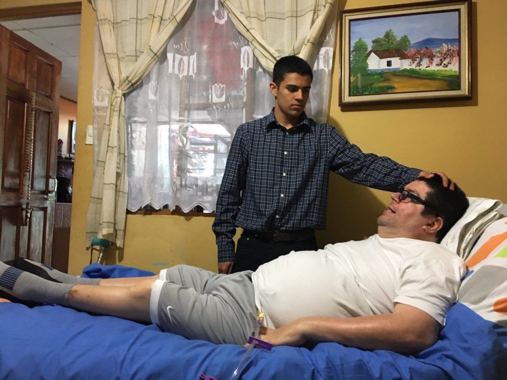 Fabián ayuda a su padre enfermo a vender loteria y sigue estudiando