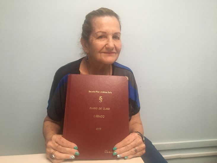La niña Nidia sostiene un libro que ahora con Google, no pensarlo