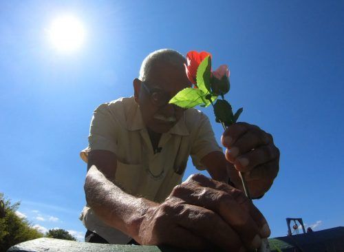 Don Manuel va todos los sábados a visitar a su esposa