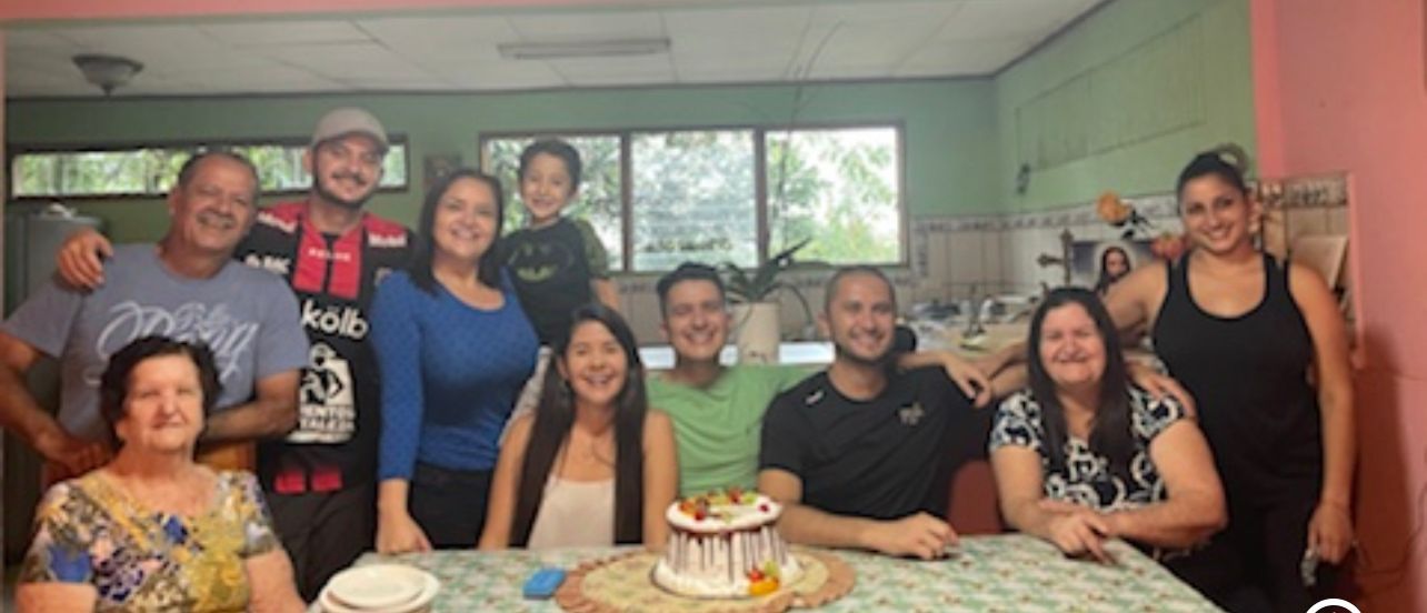La familia de Joselyn es puriscaleña, sus padres trabajaron hombro a hombro para que sus hijos estudiaran