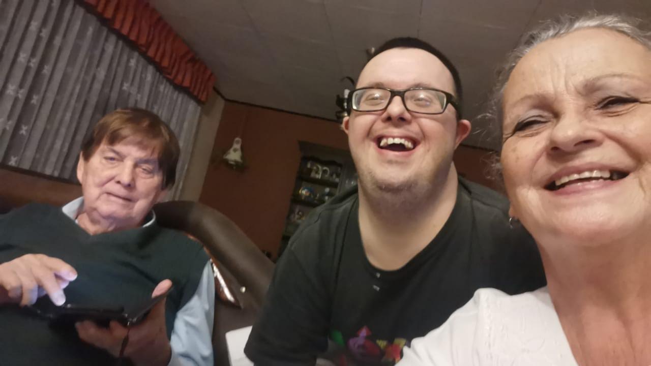Juan Elías y sus papás en uno de los "Viernes de Fiesta" 
