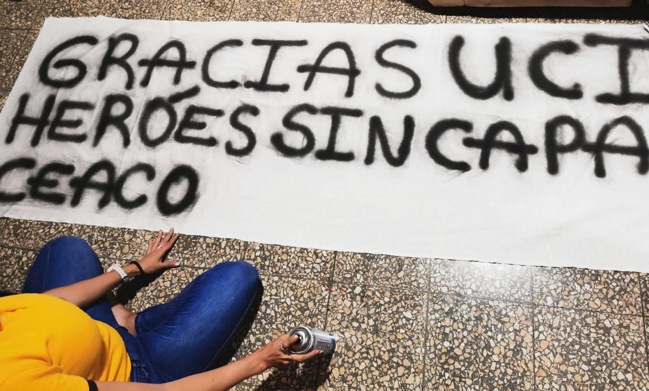 Las hijas de don Victor hicieron esta manta en homenaje al personal de salud