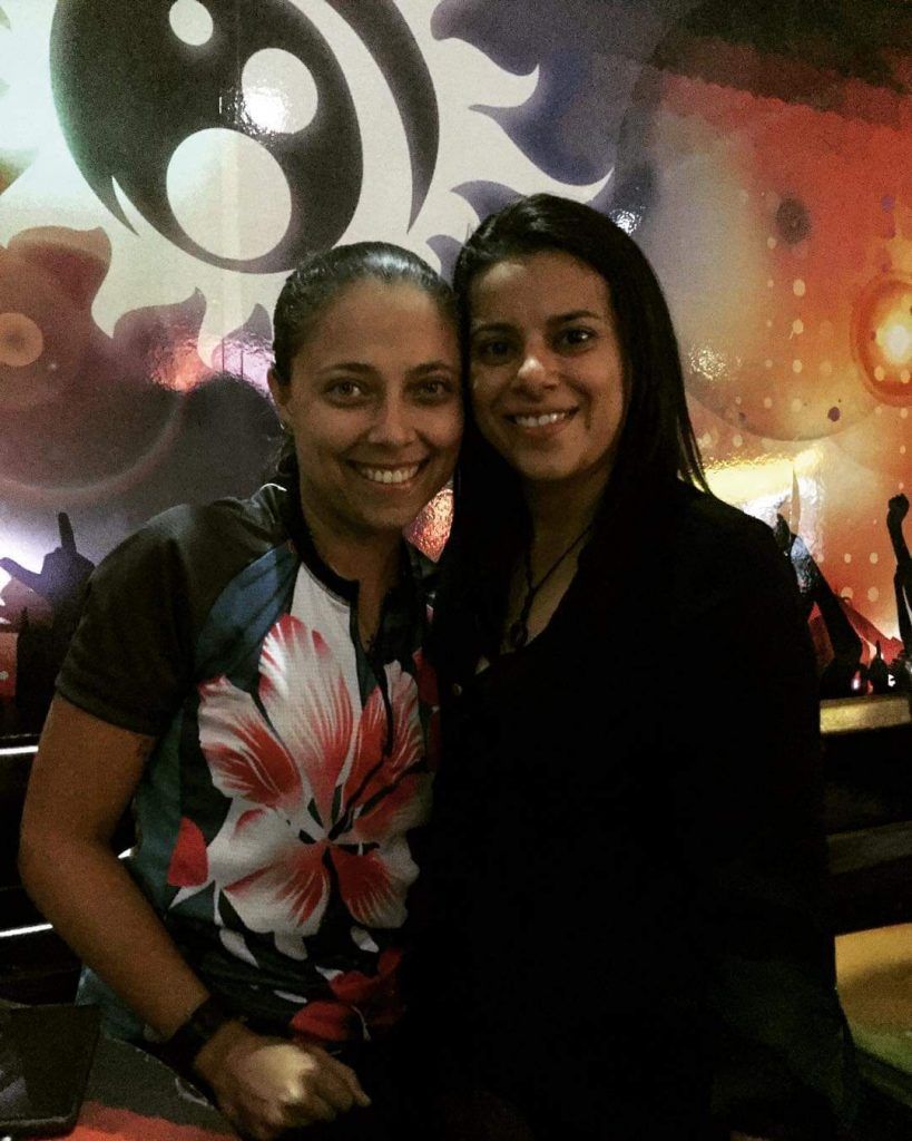 Lia y Laura antes del accidente de motocicleta. Hoy, Lia lleva extraña la presencia física de su amiga, pero la lleva en el corazón 