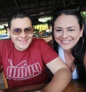Maryuri, candidata a diputada por el PUSC y su hijo Franklin Castro