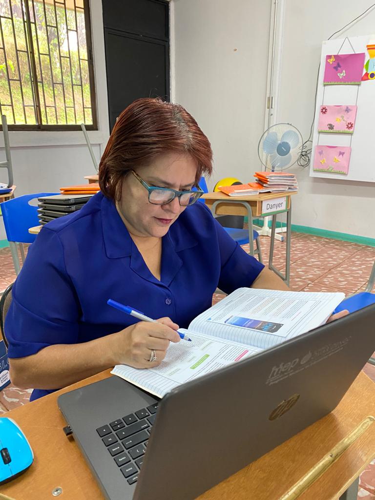 Yenny Bonilla, directora y maestra en la Escuela Aguas Buenas de Platanares en Pérez Zeledón