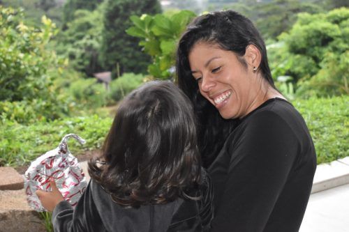 Paola ahora escucha la palabra "Mamá" de labios de su hija Fabiana