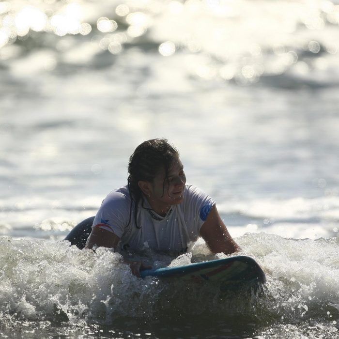 Natalia es surfeadora y no hay discapacidad que la detenga