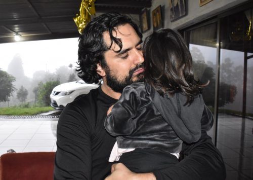 Fabián y su hija Fabiana, se funden en un abrazo en su hogar