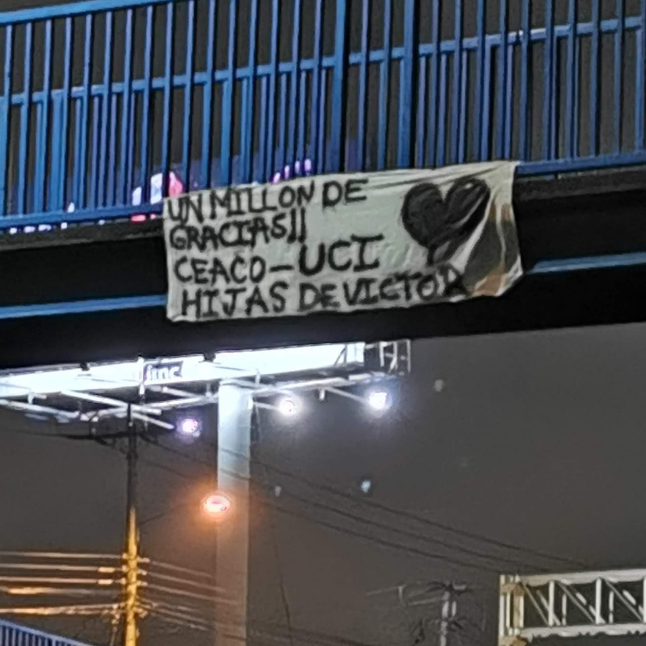 Las hijas de don Victor han hecho mantas para agradecer los cuidados a su amado papá